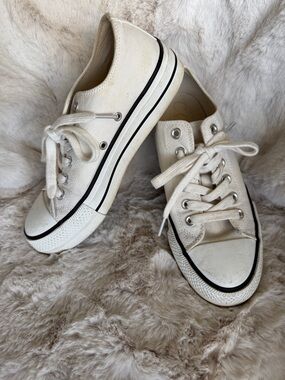 CCOCCI Off-White Canvas Low-Top Sneakers with Black Trim size 8.5 med